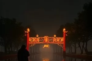 《旧城暖光》老街傍晚亮起的一排窗口灯光