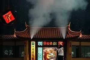 《山野课堂》孩子们在山间小路上辨认植物的场景